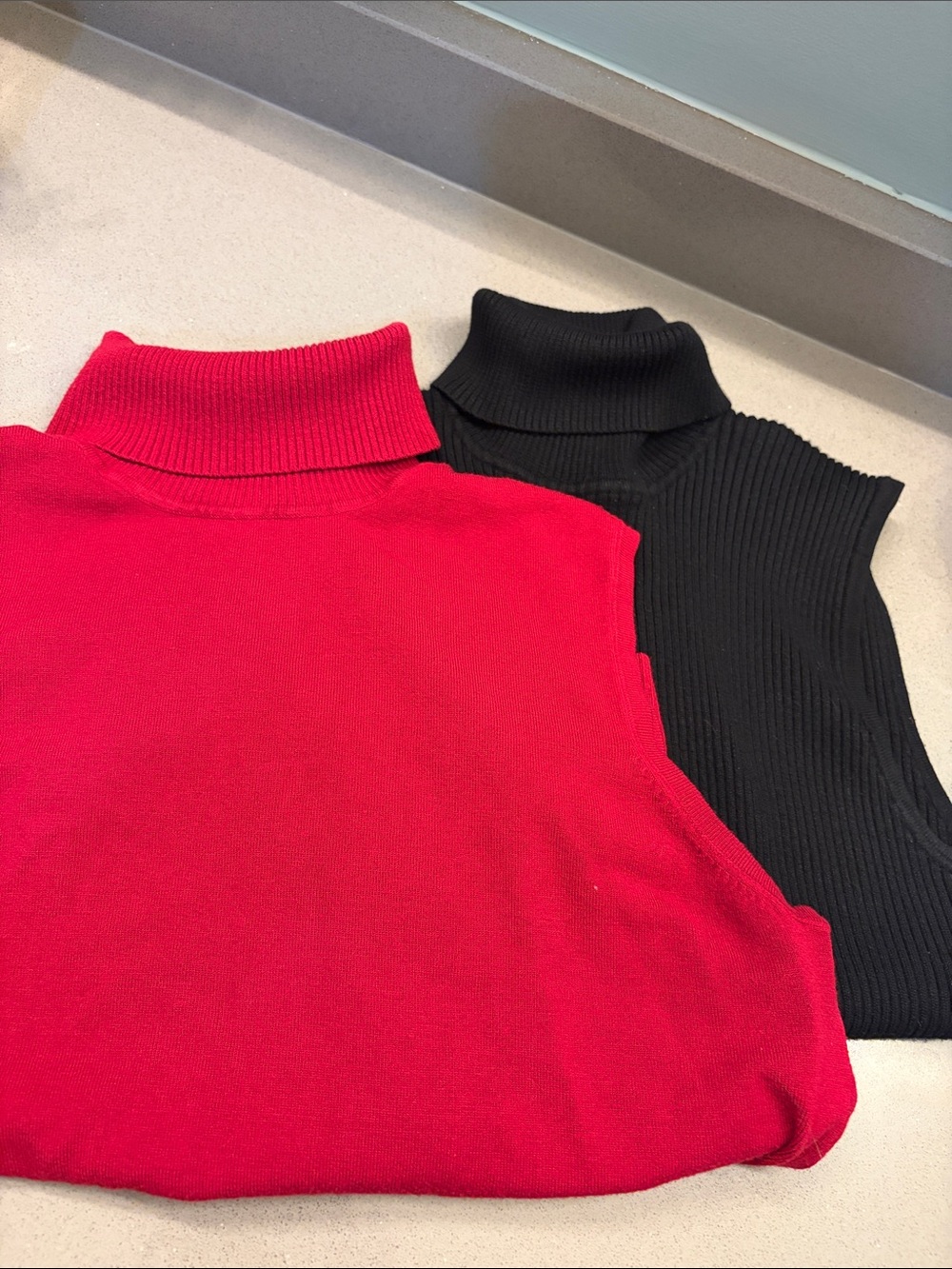 2 Cable & Gauge XL Sleeveless Turtleneck Knit Tops Red Smooth & Black Ribbed